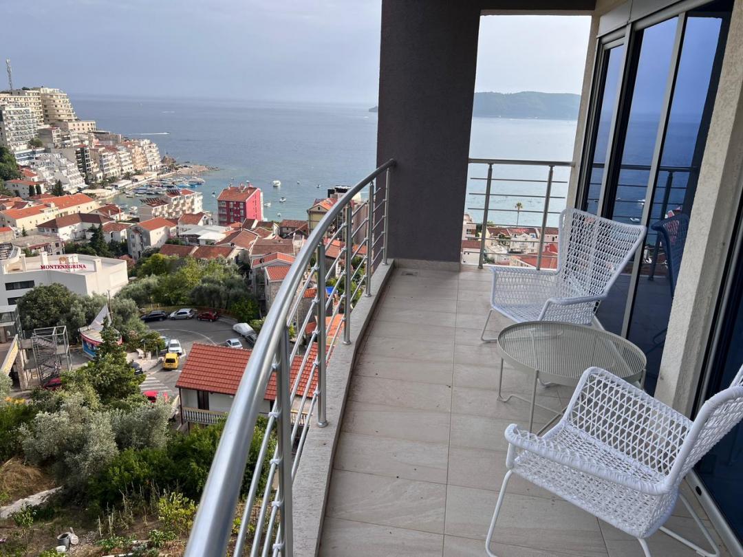 <p>Rafailovići, birçok turist için favori bir tatil yeridir. Temiz kumlu plajı ve Akdeniz mutfağı sunan çok sayıda şirin restoran ve kafesiyle güzel bir sahil yürüyüş yoluna sahiptir. Ev, denize yürüme mesafesinde, 400 metreden daha kısa bir uzaklıktadır. Beş katlı bina moderndir.</p><p>Daire dördüncü katta yer almakta ve güneye bakmaktadır. Dışa doğru kavisli cephe, çevrenin panoramik manzarasını sunar.</p><p>İç mekân modern malzemelerle güzel bir şekilde tamamlanmıştır. Panoramik pencereler bulunmaktadır. Klima mevcuttur. Gerekli tüm beyaz eşyalar ve mobilyalar vardır. Yakın çevrede geniş otopark imkânı bulunmaktadır.</p><p>Bina, bir yönetim şirketi tarafından işletilmektedir ve 7/24 video gözetimi vardır.</p>