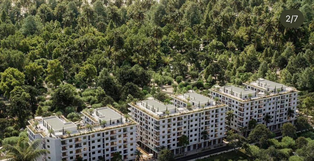 <p>Proje, huzur, lüks ve deniz kenarında eşsiz bir deneyim arayanlar için ideal bir destinasyondur. Denizin mavi ufkuna uzanan muhteşem manzarasıyla bu özel kompleks, doğa ile modern konforun mükemmel bir birleşimini sunar. En çok tercih edilen sahil bölgelerinden birinde konumlanan proje; çağdaş mimarisi, yeşil çevresi ve sizi dinlenmeye ve unutulmaz anlar yaşamaya davet eden atmosferiyle öne çıkar. İster kalıcı yaşam, ister tatil, ister güvenli bir yatırım için olsun, bu proje stil ve kaliteye değer verenler için ideal bir seçimdir.</p>