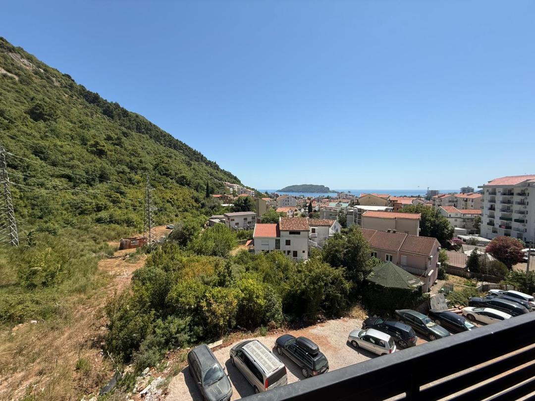 <p>Modern 1-bedroom apartment with sea view, located in a new building with elevator in Budva’s Lazi district. Close to the beach and city center. Perfect for living or rental income. The apartment features a spacious balcony to enjoy breathtaking views of the Adriatic Sea. High-quality finishes and contemporary design create a comfortable and stylish living space. The building offers secure access and is situated in a peaceful neighborhood with easy access to local amenities, restaurants, and public transport.</p>